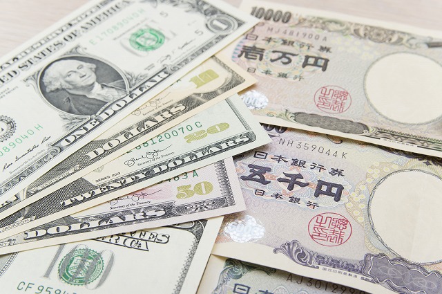 米ドル札と日本円札の写真