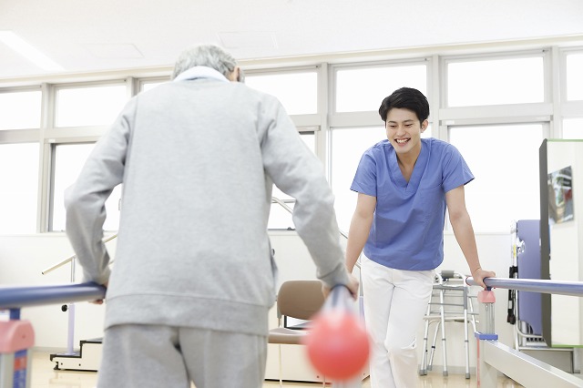 お祖父さんが手すりでリハビリしている様子