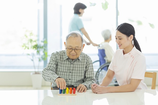 お祖父さんが積み木でリハビリしている様子