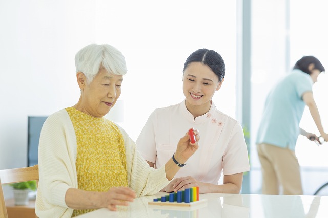 お祖母さんが積み木でリハビリしている様子