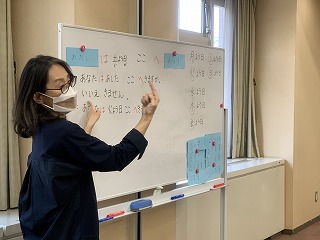 教室で先生が教えている様子